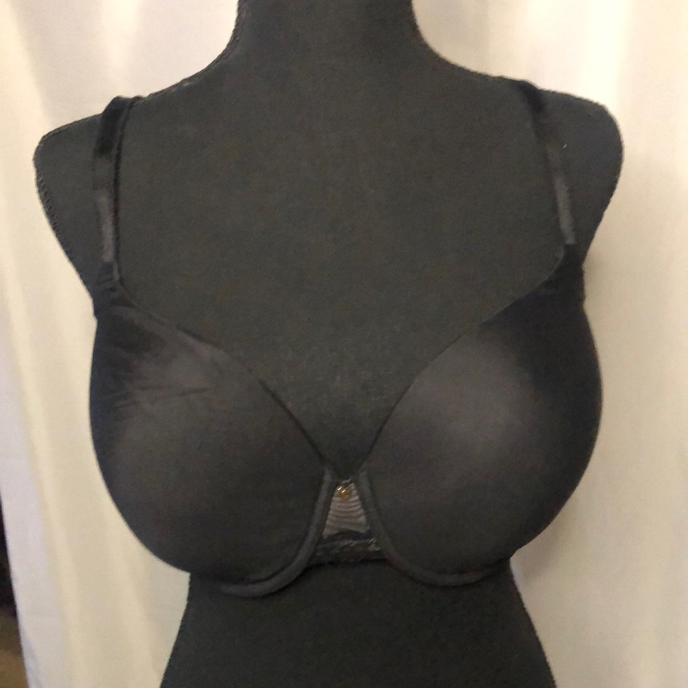 CHANTELLE black lightly padded bra w/underwire. Adjustable straps. Size 36 DDD.